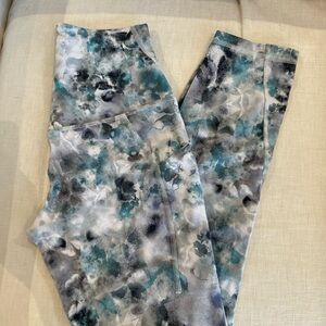 New w/o tags, never worn. Excellent condition. Size 4 23 inch inseam